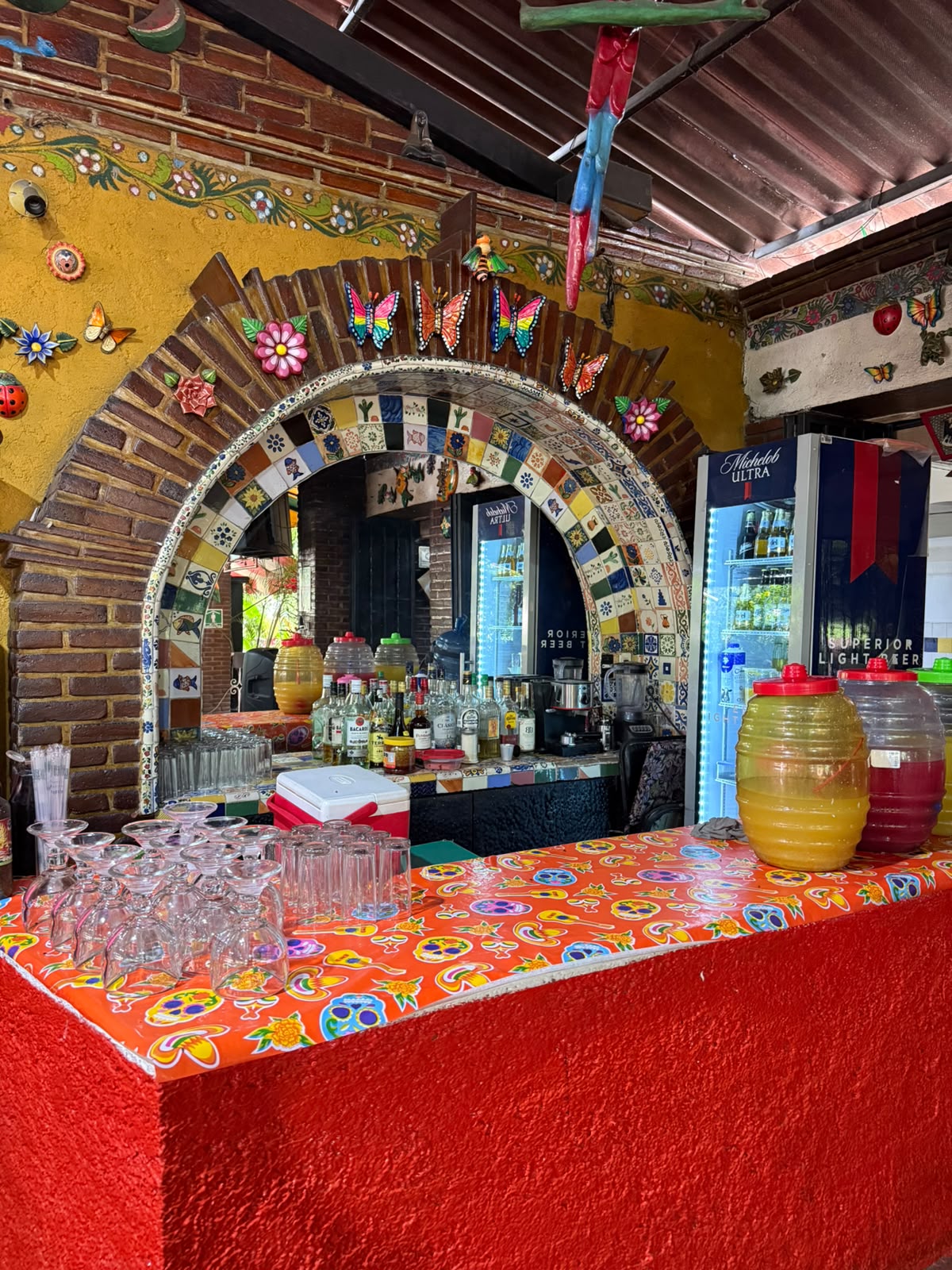 Barra de cantina con arco de talavera