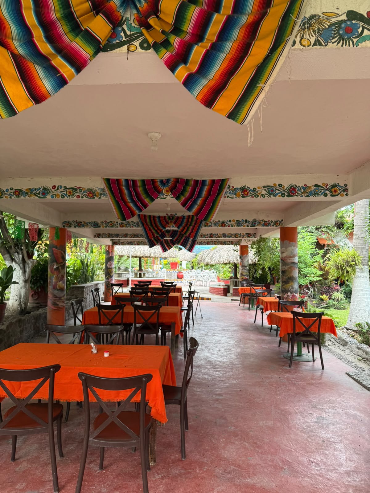 Terraza abierta con sarapes mexicanos