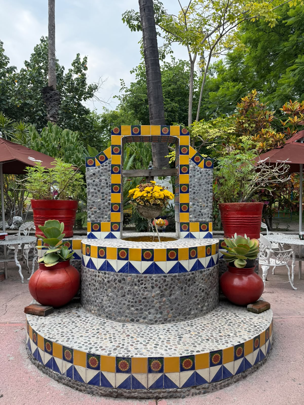Fuente de talavera en los jardines