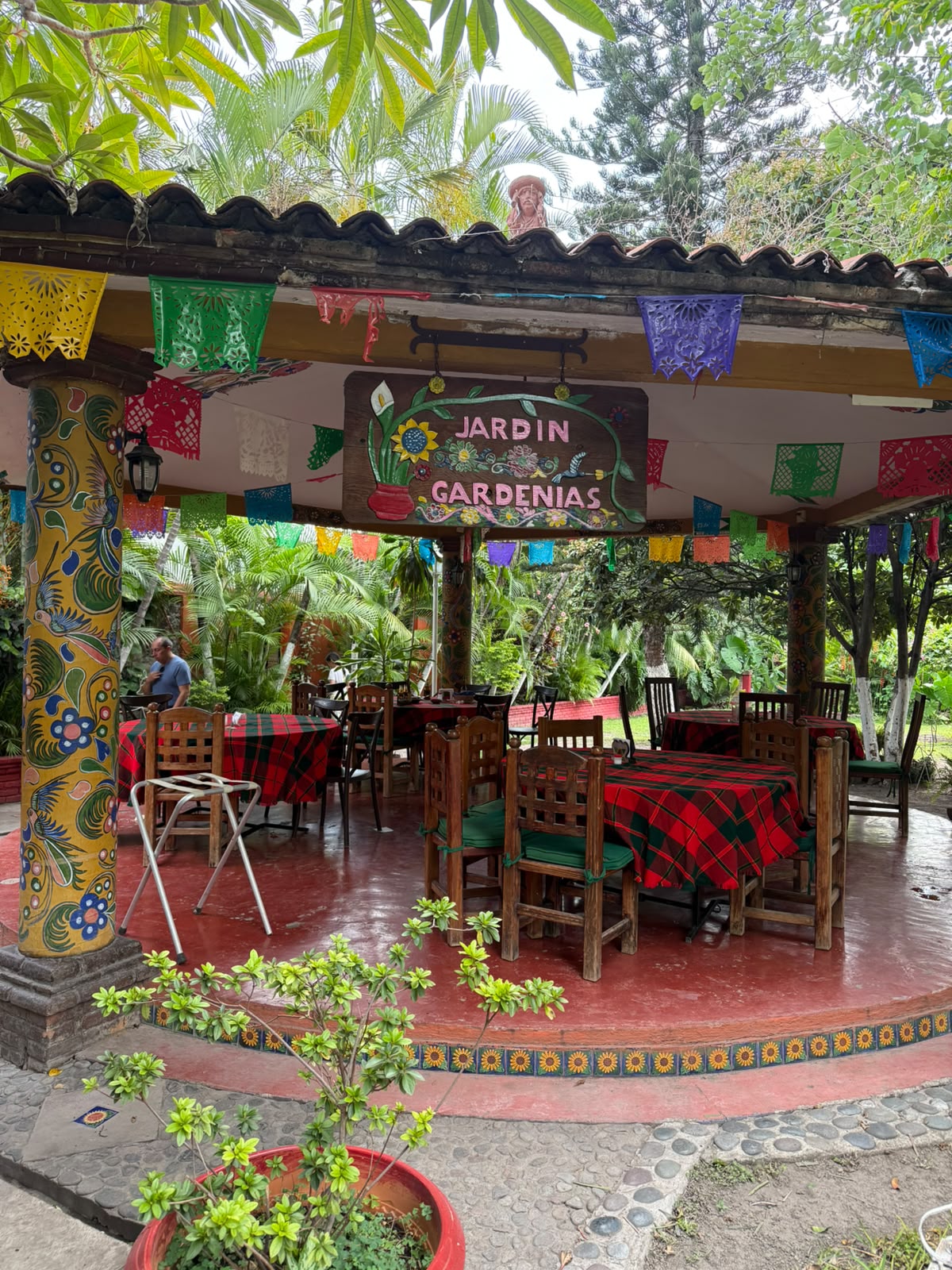Jardín Gardenias con papel picado
